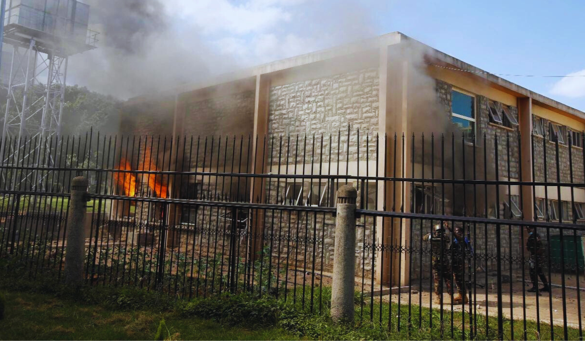 The Kenyan Parliament set on fire by the protestors